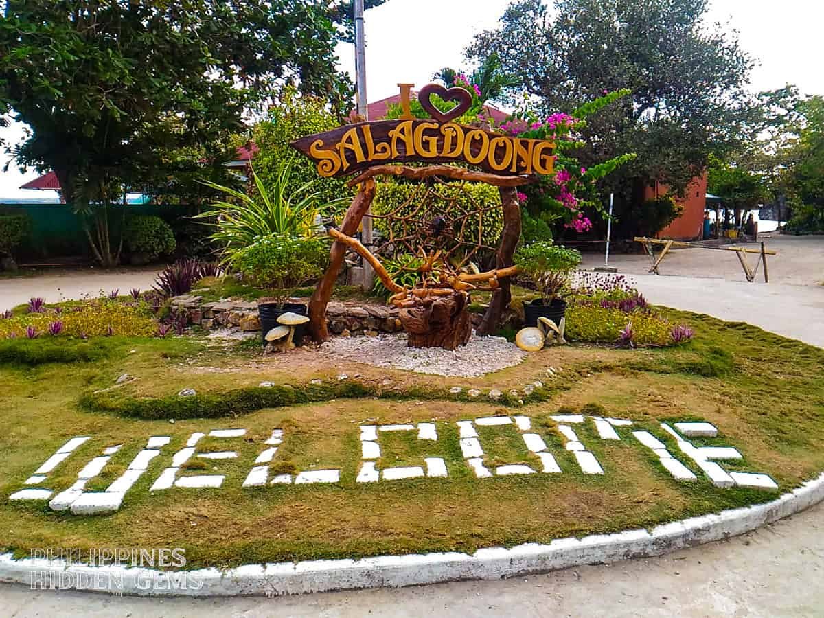 Cliff jumping at Salagdoong Beach with crystal clear turquoise waters